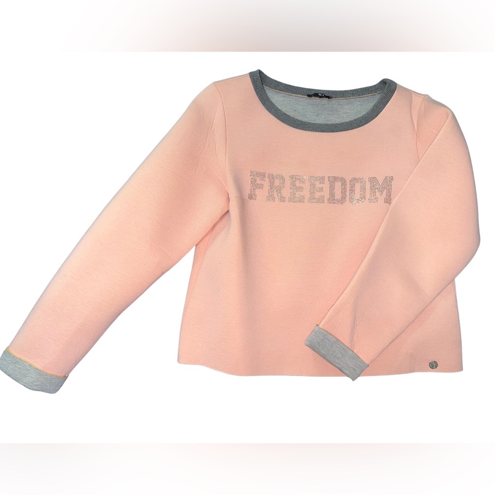 Freedom — a Sweater with Graceful Freedom
